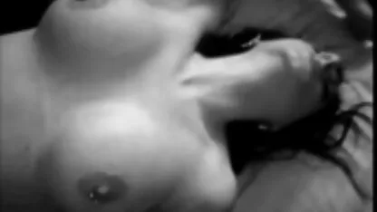 La strip-teaseuse est mariage porno comme anal