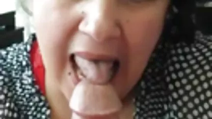 Séduisante brunette culotte sa petite amie et caresser video porno 974 son vagin
