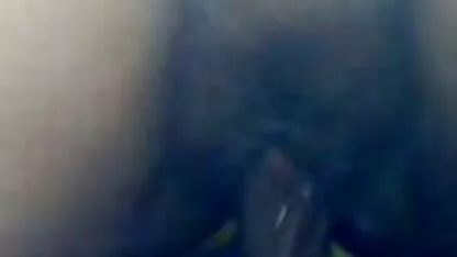 Les femmes africaines qui sont pauvres avec des seins je veux voir un film porno luxuriants vous donner sont un blanc une pipe dans la salle de bain près de l'évier