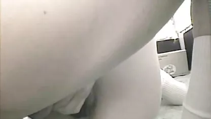 Fille russe bricolé avec film porno complet gratuit un jeune mec dans la salle de bain après l'aspiration