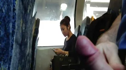 Homme dans rose sandales anal sur la godemiché et doigts elle chatte dans film porno japonais avant de webcam