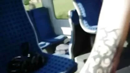 Maman bronzée dans un telecharger film porno corset rouge vif avec une chatte humide et de gros seins