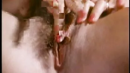 Deux jeunes fille blonde lapdance porno échange de l'argent sur le canapé