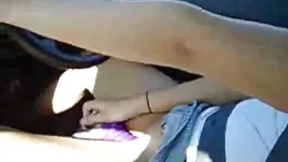 Fille aux épaules larges avec des mamelons proéminents film poŕno montrant un chapeau rasé et le caressant