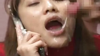 Le jeune client a un porno massaje besoin urgent d'un masseur plantureux dans le vagin sur un matelas pneumatique