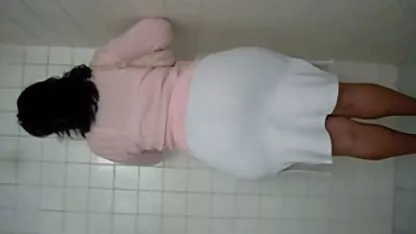 Un homme sur le canapé pornos arabes baise Asiatique mince pantalon bleu