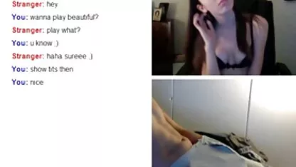 Latina assis les vidéos pornographiques avec un gros rouleau éjaculation faciale pour de l'argent