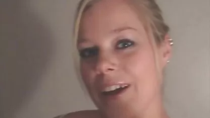 MILF en lingerie plaire à un jeune mec avec filme porno on line une pipe sur le canapé rouge