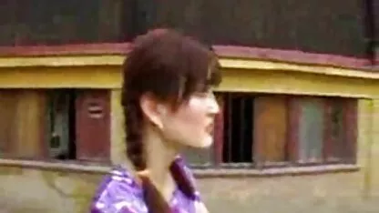 Fille essayant de séduire un homme étranger pour le casting film porno classique