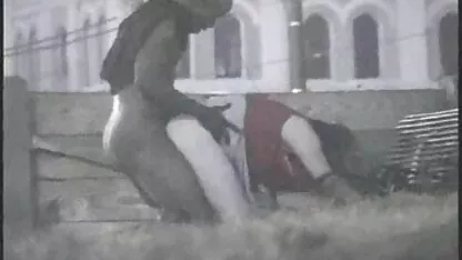 L'homme écarte le sein de porno frer la mère pour la baiser et la baiser dans les bois