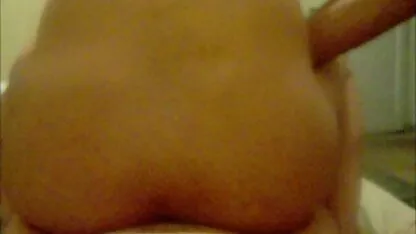 Une femme en porno full movie latex rose pantalon assis sur le visage de l'homme masqué avec un gros cul