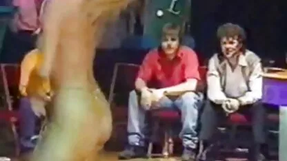 Deux porno pd filles blanches avec des cheveux longs sucer la grosse bite gros pilotes noirs et donner anal