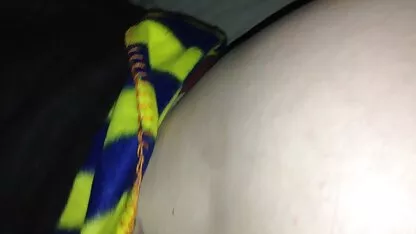 Un voisin a invité une femme hunter x hunter porno noire au cul épais à lui rendre visite et lui a versé de l'huile dans le cul
