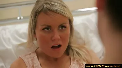 Bababucked sucer la bite noire qui sort d'un film porno film trou dans le mur