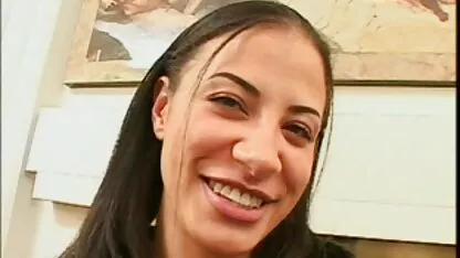 Brune séduit dans la salle de bain filme porno gratis un maître brutal