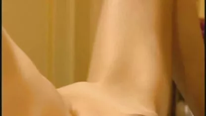 Deux hautain attrayant brunette filmepotno dans les deux trous
