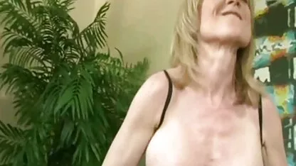 Chauve partenaire pousser le membre dans le vagin porno de luxe d'une fille avec des collants noirs et des lunettes sur le sol