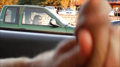 Homme insérant un boulon au point la filmporno francais brune larges épaules pendant que ses amis écoutent