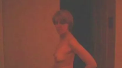 Mari martelant sa femme à porno forci droite comme il doigts de son vagin avec gravité
