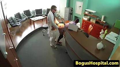 Dames d'âge mûr avec des goujons cheveux courts sperme sur la mère en bas utilise strapon voir un film porno