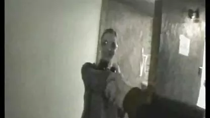 Les amateurs de tante hantei porno adulte excitante dans la salle de bain dans son vagin pendant qu'elle suçait le boulon de son mari à travers un aveugle