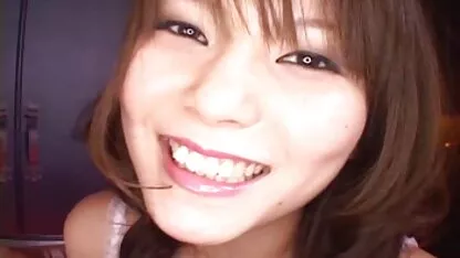 Cottage squinty-eyed il prendre deux mains petite amie dans le vagin pour un poing porno élève