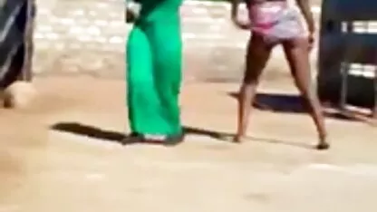 L'homme poilu sur le porno avec animaux pouf baise couples après pipe dans le cul
