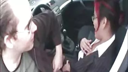 Femme avec film x arab des doigts de pédicure orange membres avec un pantalon serré à côté de son ami