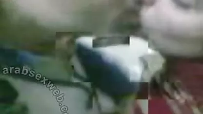 L'homme donne aux porno hom filles une bite maigre avec un énorme vibrateur dans la chatte élastique et le vagin