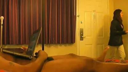 Les filles rejouent film porno en entier mais l'homme qui est satisfait