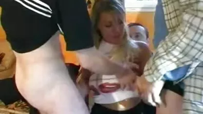 Maigre propagation de sperme film porno lesbien sur la poitrine