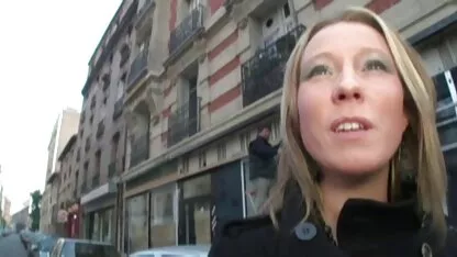 Brunette mature se fait défoncer par une jeune porno vegan copine et son ami