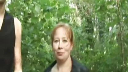 Busty tante porte deux bites en caoutchouc dans cherokee porno la voiture le sexe et les doigts anal et vaginal