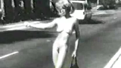 Davalka avec des lunettes détruisant l'énorme traite et conduisant un mandala dans le coffre de sa film porno 18 ans petite amie dans la pose d'une cavalière