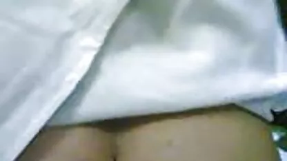 Flexible film porno motarjam blond dans Masque ouverture vêtements et montrant entrejambe