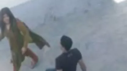 Un homme entre lentement le porno animé membre dans le trou du cul de sa femme