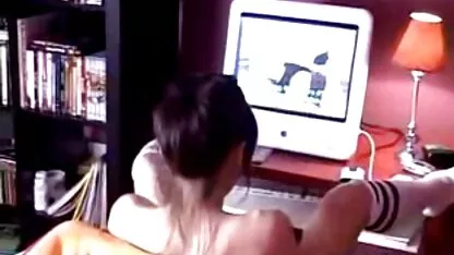 Horny film sexe gratuit Doll veut étirer son vagin doucement avec ses doigts