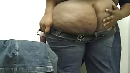 Le masseur caresse l'outil de beauté et colle la trique dans porno noel la bouche avec l'outil sur le dessus et le dos