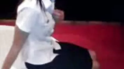 Pendant le massage, l'homme a excité la fille avec le tatouage et sa bite xxnx porno dans le vagin