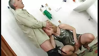 Busty femme de ménage en robe film porno trio courte se déshabiller et se masturber vagin avec les doigts