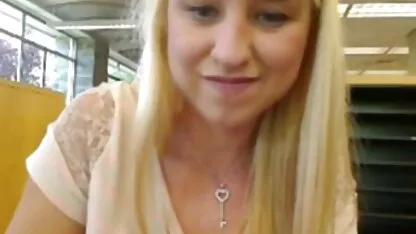 Petite amie donner oral à un gars dans une jupe en porno entre famille jean et baise anale