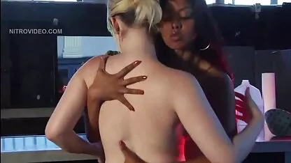 Jeune femme aux gros seins se masturbe avec un gode sur le casting devant xxx 18 ans la caméra