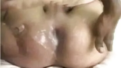 Le premier est coincé dans le jardin, puis fait l'amour nouveau film porno dans la chambre