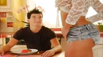 Slim blonde répondre aux besoins je veux voir un film porno d'un petit ami chaud