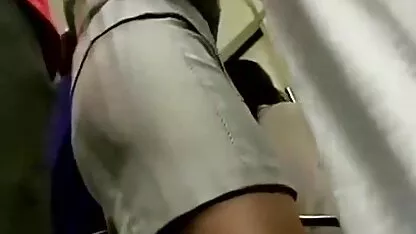 Fille avec des cheveux gémissant sous un homme avec un membre film porno 2019 fort