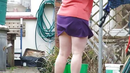 Modèle Web avec un mamelon porno film mom bombé se huilant et frottant le gode de la fente