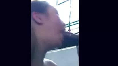 Brunette aux gros seins en soutien-gorge bleu est donné à l'homme qui conduisait son vagin et gisait sur le nain porno ventre