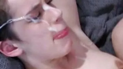 Les gardes se sont précipités le porno dans un bus jeune client dans son anus
