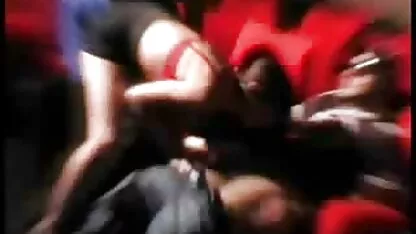 Les filles aux cheveux longs filma xxx et un tatouage sur le ventre massent le vagin avec une machine à sexe