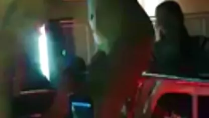 Les Agents vérifient le vagin serré d'un étudiant maigre avec de jim slip porno petits seins dans la coulée